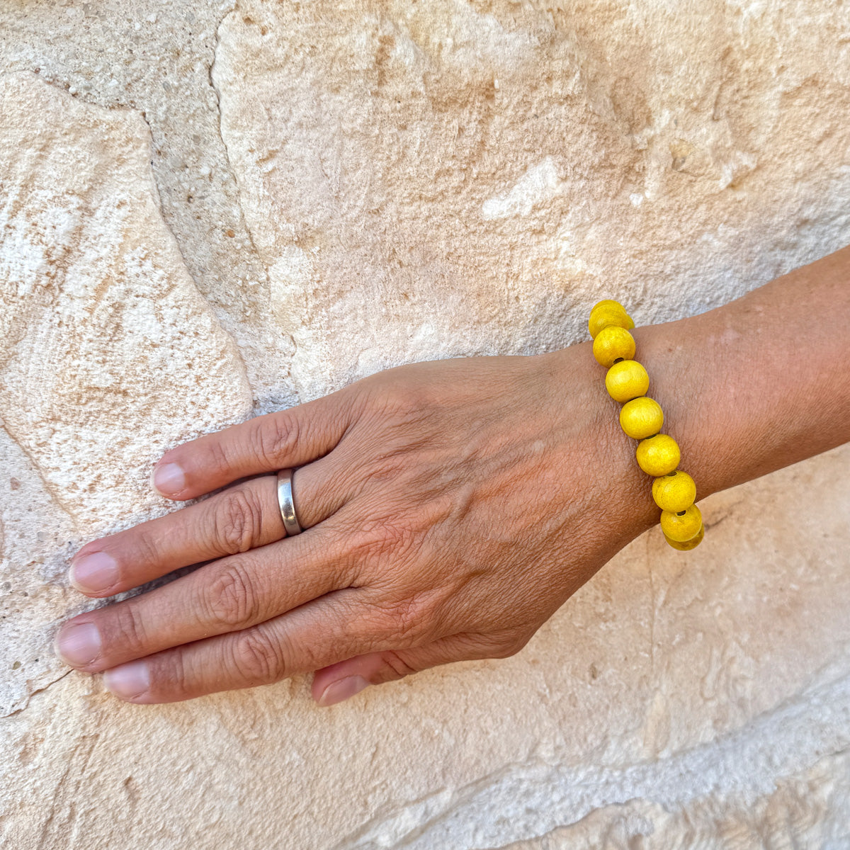 Escapulario Holzarmband SUN aus 12mm Perlen mit elastischem Band als strahlendes sommerliches Armband für modebewusste Damen.
