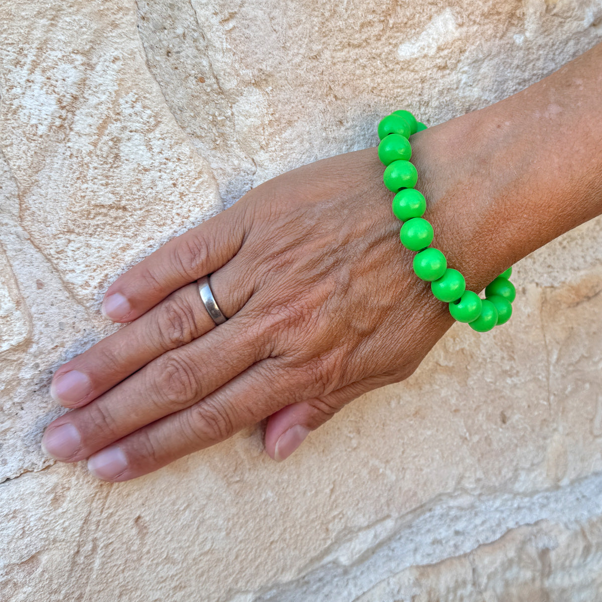 Escapulario Holzarmband in Apple aus 12mm Perlen mit elastischem Band als frisch grünes sommerliches Armband für Damen.