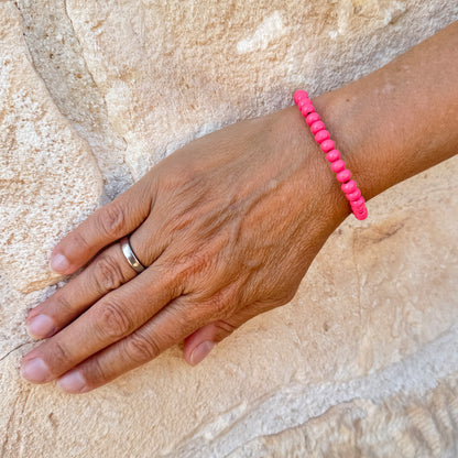Escapulario Holzarmband in Apricot aus 6mm Perlen mit elastischem Band als zartes warmes Armband für modebewusste Damen.