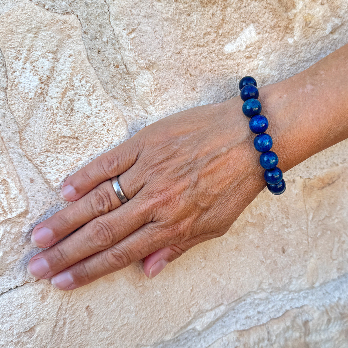 Escapulario Holzarmband in Blau aus 12mm Perlen mit elastischem Band als klassisches frisches Armband für modebewusste Damen.