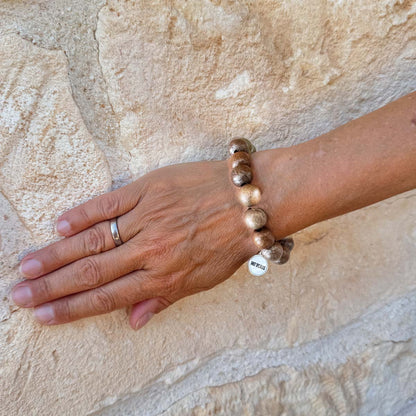 Escapulario Holzarmband in Braun Metallic aus 12mm Perlen mit elastischem Band als edles schimmerndes Armband für Damen.
