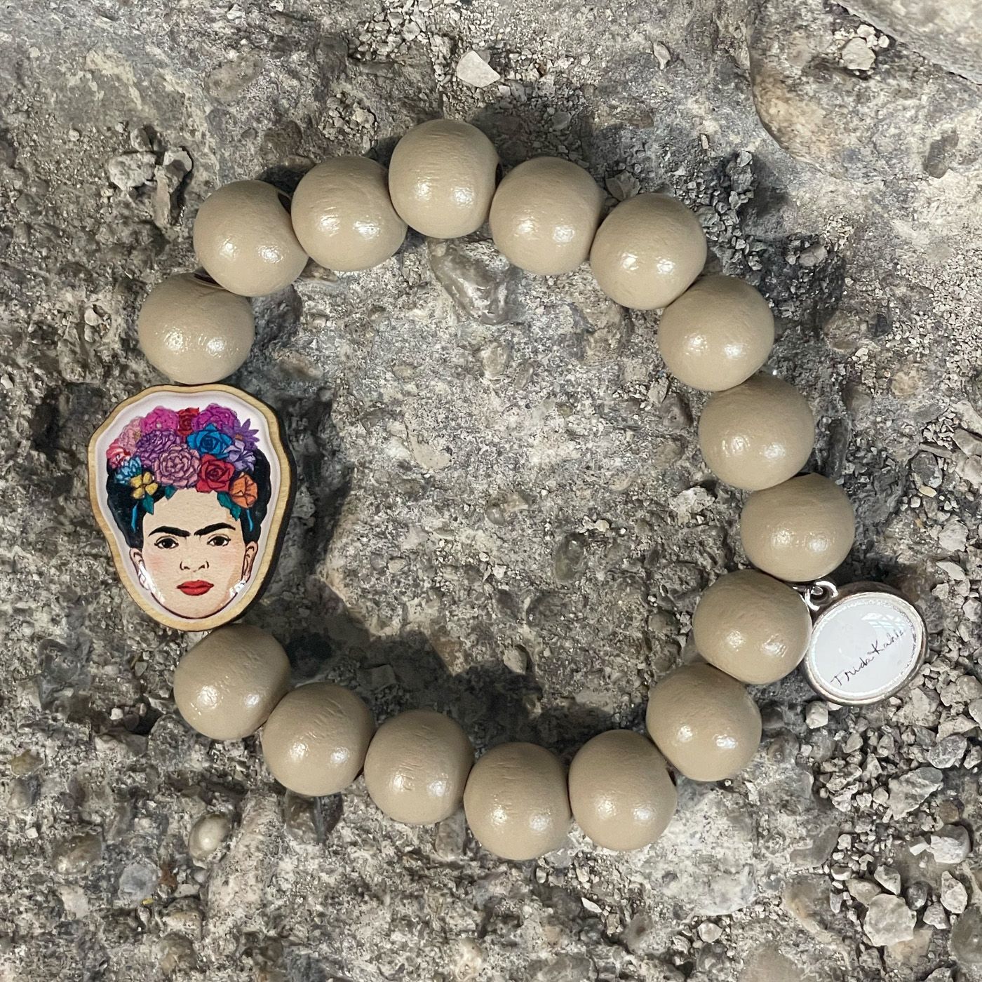 Escapulario Holzarmband Frida Kahlo in Cappuccino aus 12mm Perlen mit elastischem Band als warmes naturnahes Armband für modebewusste Damen.
