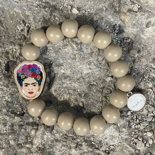 Escapulario Holzarmband Frida Kahlo in Cappuccino aus 12mm Perlen mit elastischem Band als warmes naturnahes Armband für modebewusste Damen.
