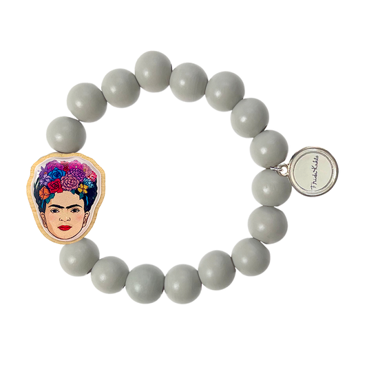 Escapulario Holzarmband Frida Kahlo in Hellgrau aus 12mm Perlen mit elastischem Band als dezentes minimalistisches Armband für modebewusste Frauen.