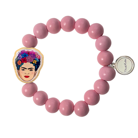 Escapulario Holzarmband Frida Kahlo in Rosa aus 12mm Perlen mit elastischem Band als künstlerisches feminines Armband für Frauen.