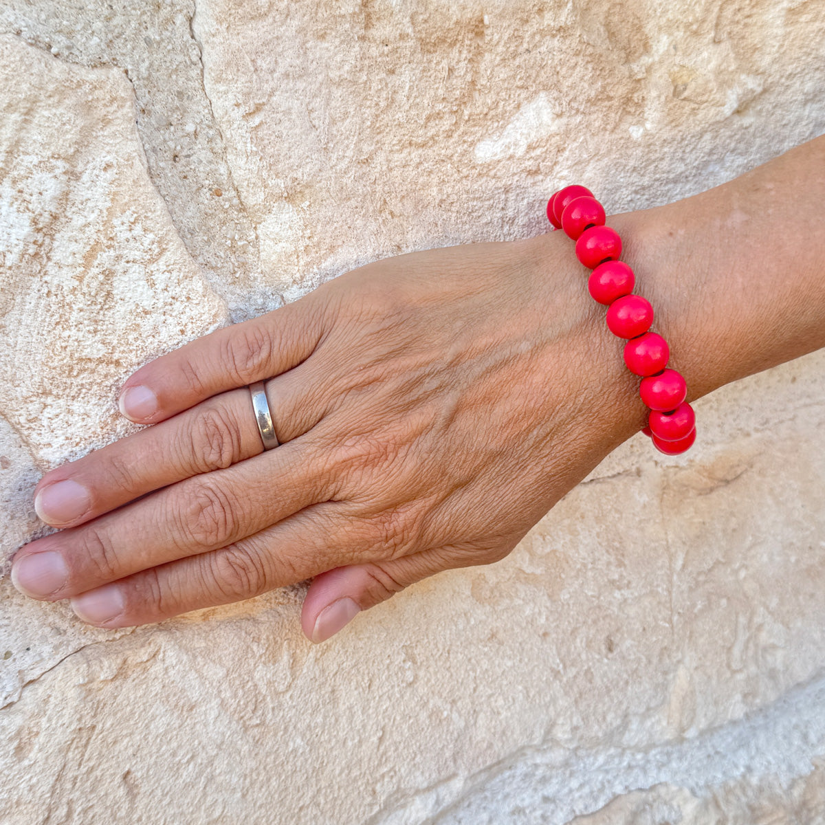 Escapulario Holzarmband in Koralle aus 12mm Perlen mit elastischem Band als leuchtendes sommerliches Armband für Damen.