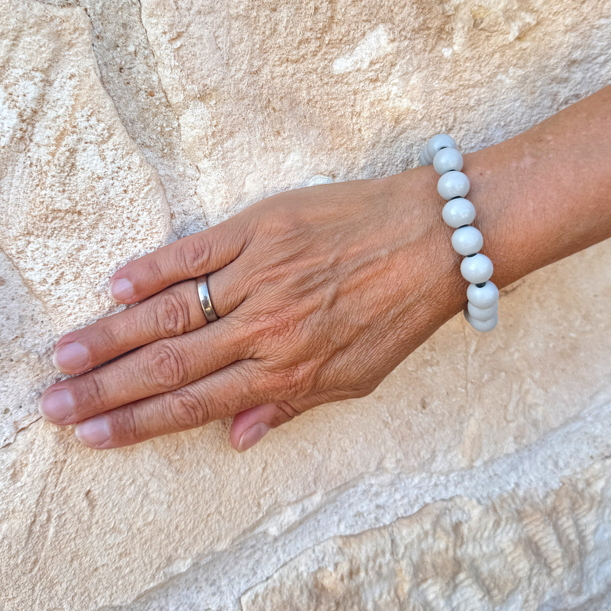 Escapulario Holzarmband in Lightgrey aus 12mm Perlen mit elastischem Band als dezentes minimalistisches Armband für Damen.