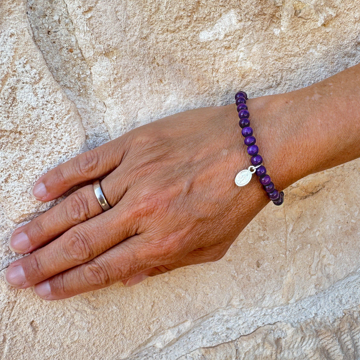 Escapulario Holzarmband in Lila aus 6mm Perlen mit elastischem Band als feminines Statement Armband für Frauen.