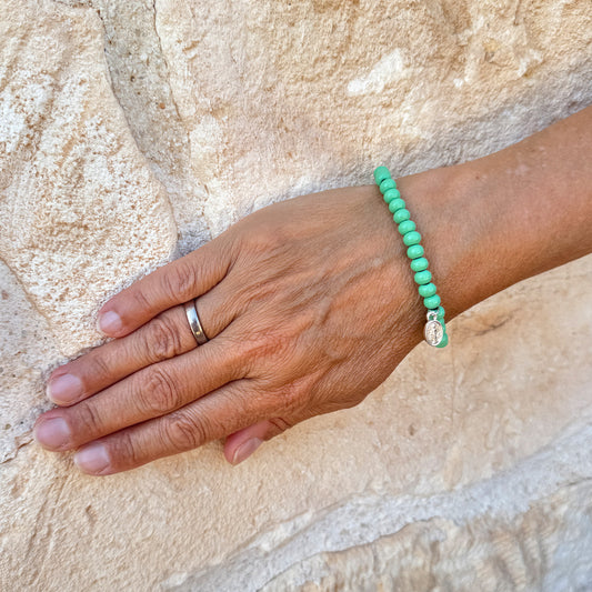 Escapulario Holzarmband in Mint aus 6mm Perlen mit elastischem Band als frisches leichtes Sommer Armband für Damen.