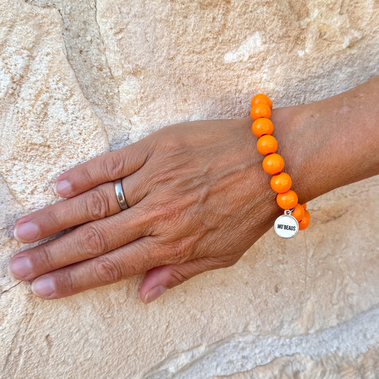 Escapulario Holzarmband in Neon Orange aus 12mm Perlen mit elastischem Band als auffälliges Statement Armband für Frauen.