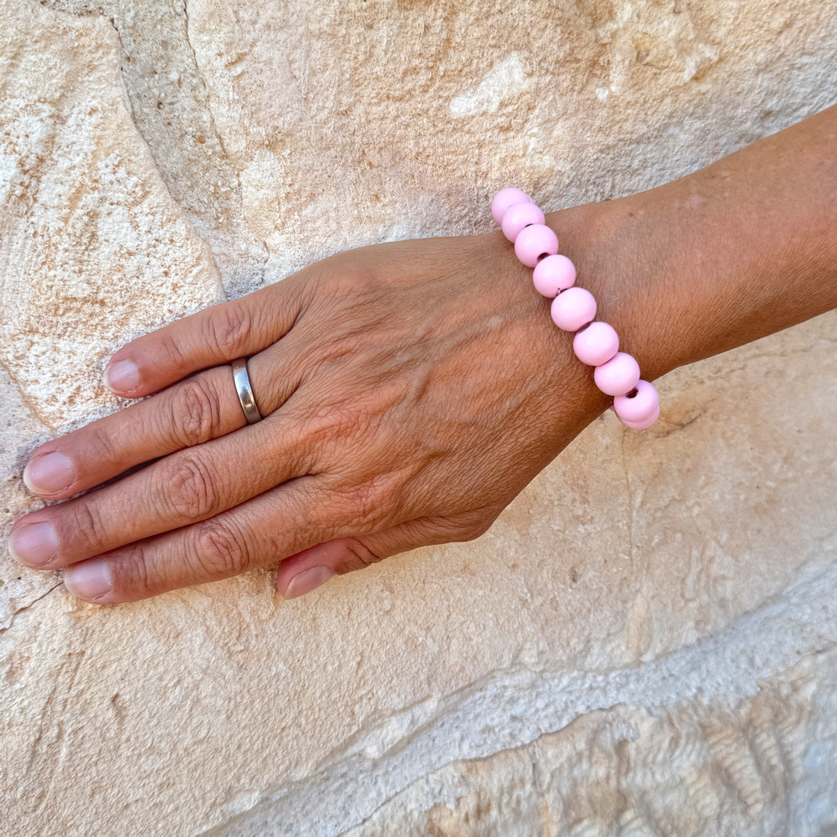Escapulario Holzarmband in Pastellrosa aus 12mm Perlen mit elastischem Band als zartes romantisches Armband für Damen.