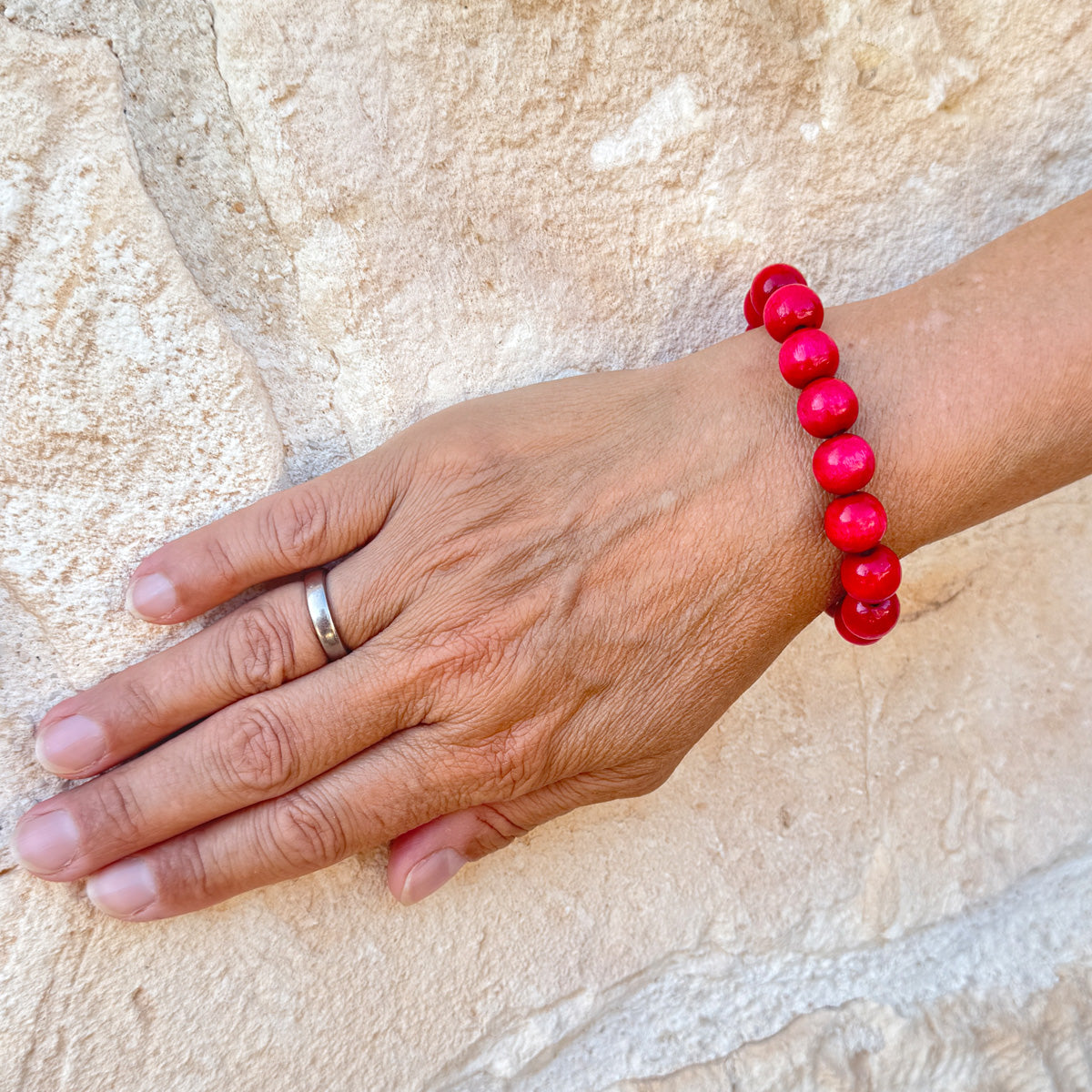 Escapulario Holzarmband in Pink aus 12mm Perlen mit elastischem Band als strahlendes feminines Armband für modebewusste Damen.