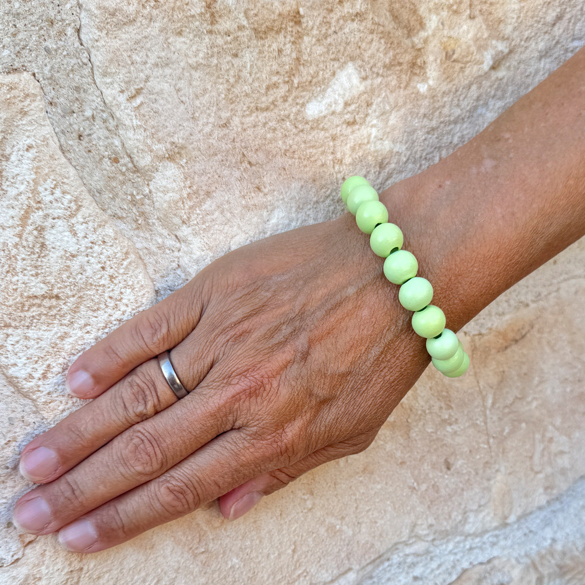 Escapulario Holzarmband in Pistazie aus 12mm Perlen mit elastischem Band als frisch grünes sommerliches Armband für Frauen.