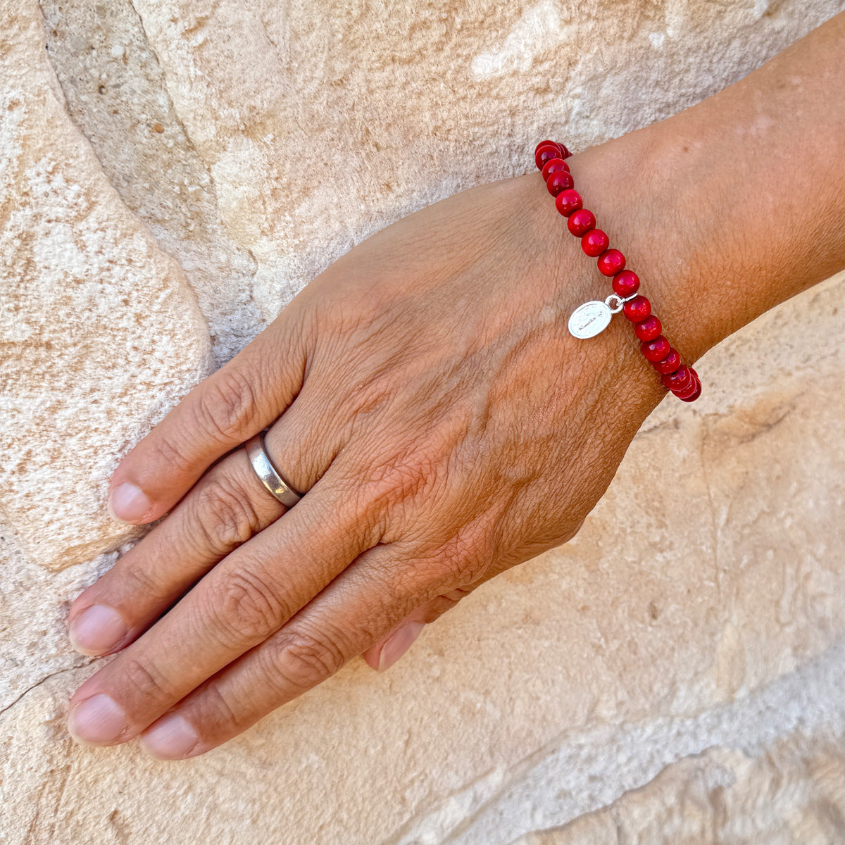 Escapulario Holzarmband in Rot aus 6mm Perlen mit elastischem Band als auffälliges Statement Armband für Damen.