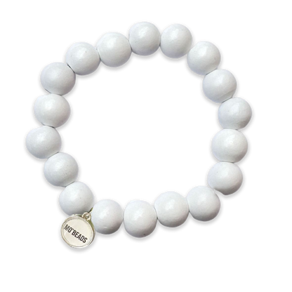 Escapulario Holzarmband in Weiss aus 12mm Holzperlen mit elastischem Band als cleanes minimalistisches Accessoire für Frauen.