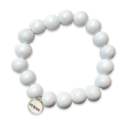 Escapulario Holzarmband in Weiss aus 12mm Holzperlen mit elastischem Band als cleanes minimalistisches Accessoire für Frauen.