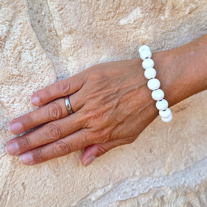 Escapulario Holzarmband in Weiss aus 12mm Holzperlen mit elastischem Band als cleanes minimalistisches Accessoire für Frauen.