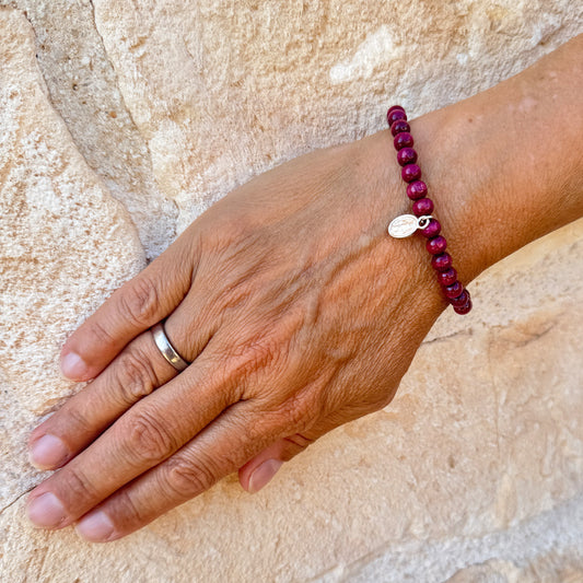 Escapulario Holzperlenarmband in Bordeaux aus 6mm Holzperlen mit elastischem Band als elegantes tiefes Accessoire für modebewusste Frauen.