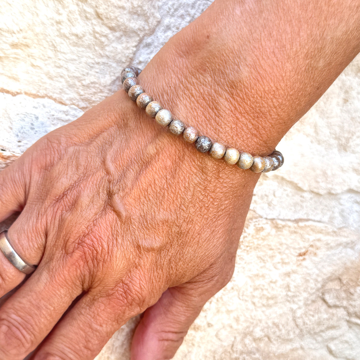 Escapulario Holzperlenarmband in Braun Metallic aus 6mm Holzperlen mit elastischem Band als edles schimmerndes Accessoire für Frauen.