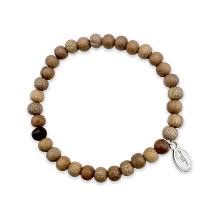 Escapulario Holzperlenarmband in Braun Natur Dunkel als zeitloses naturnahes Armband aus Holzperlen für Frauen.