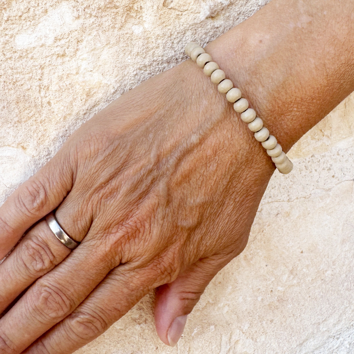 Escapulario Holzperlenarmband in Cappuccino aus 6mm Holzperlen mit elastischem Band als warmes naturnahes Accessoire für Frauen.