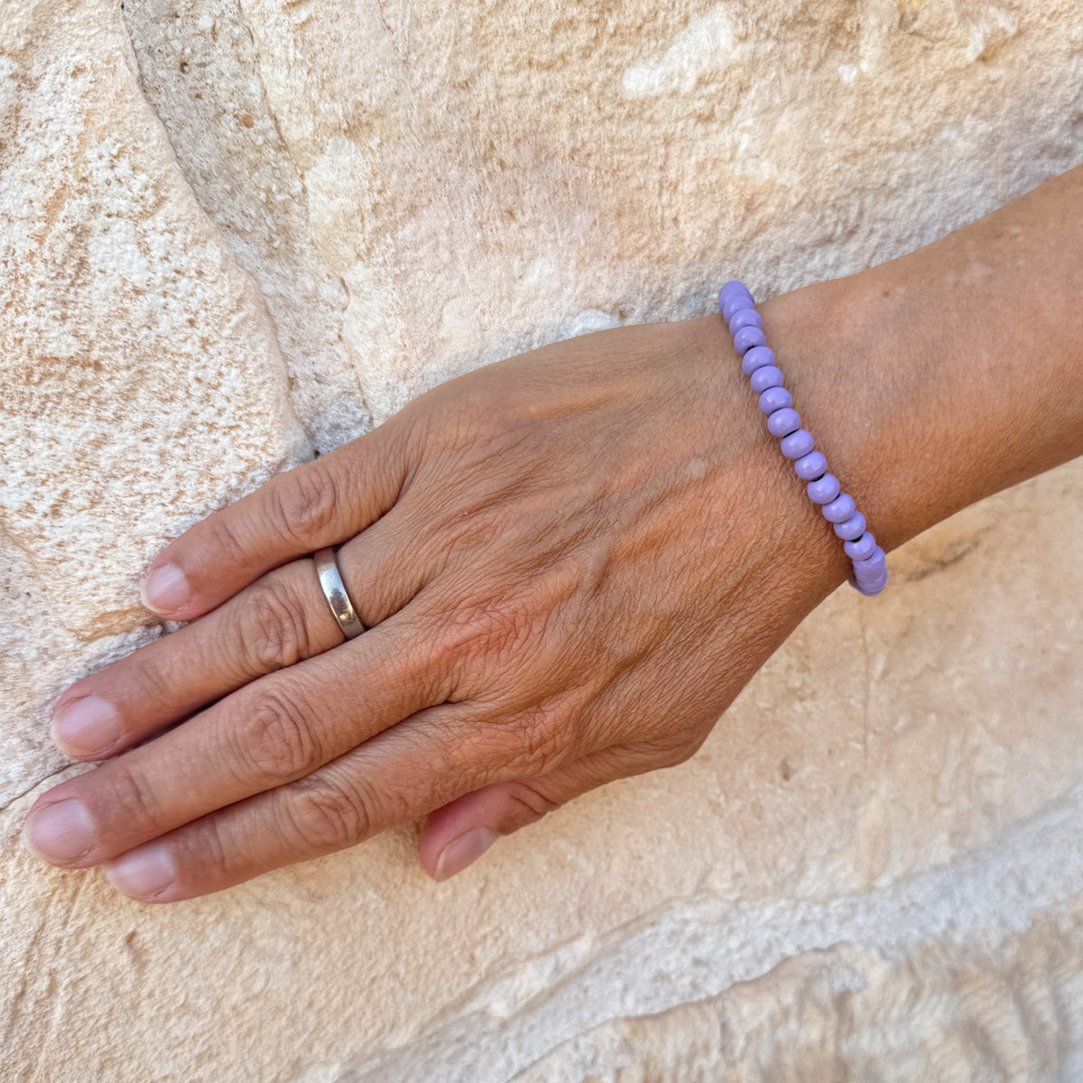 Escapulario Holzperlenarmband in Flieder aus 6mm Holzperlen mit elastischem Band als zartes romantisches Armband für Damen.
