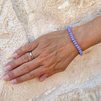Escapulario Holzperlenarmband in Flieder aus 6mm Holzperlen mit elastischem Band als zartes romantisches Armband für Damen.