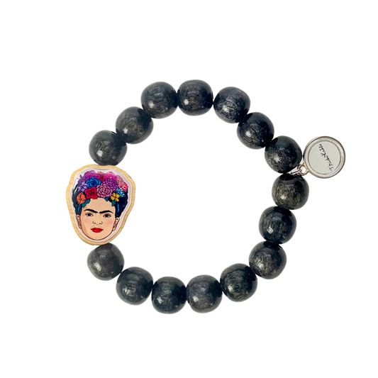 Escapulario Holzperlenarmband Frida Kahlo in Anthrazit aus 12mm Holzperlen mit elastischem Band als dunkles Statement Accessoire für Frauen.