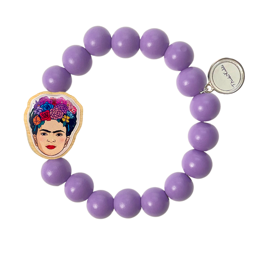 Escapulario Holzperlenarmband Frida Kahlo in Flieder aus 12mm Holzperlen mit elastischem Band als zartes künstlerisches Accessoire für Damen.
