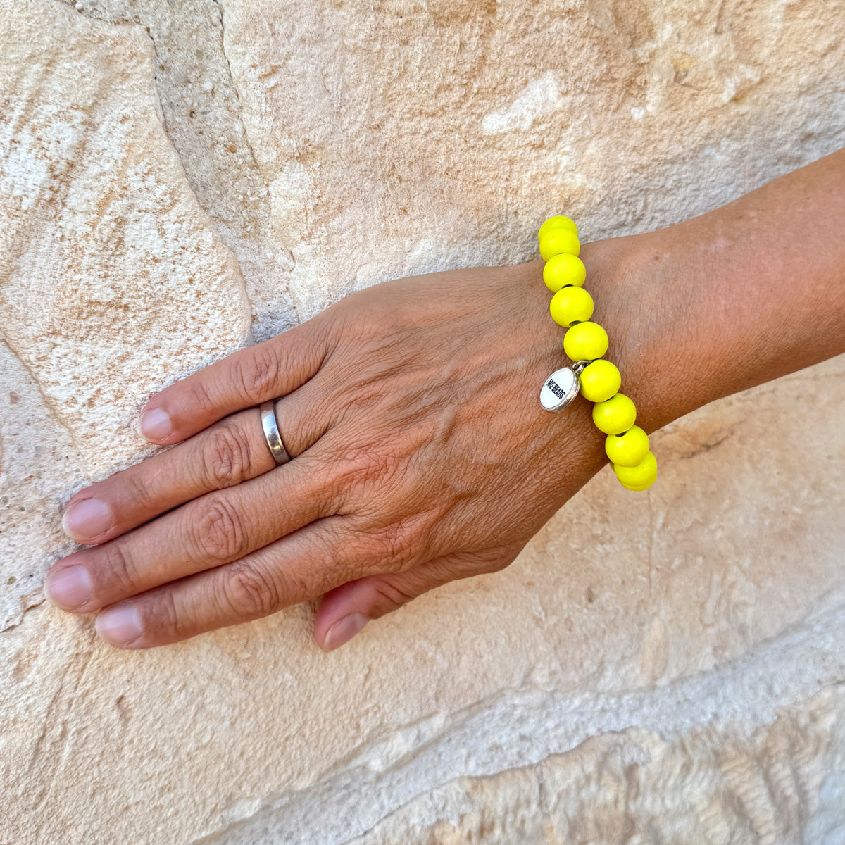 Escapulario Holzperlenarmband in Gelb aus 12mm Holzperlen mit elastischem Band als fröhlich buntes Sommer Accessoire für Frauen.
