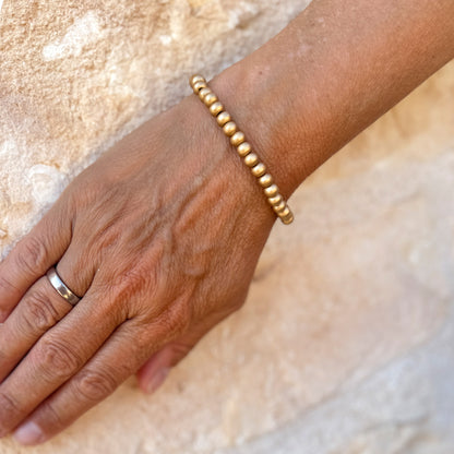 Escapulario Holzperlenarmband in Gold aus 6mm Holzperlen mit elastischem Band als edles schimmerndes Armband für modebewusste Frauen.