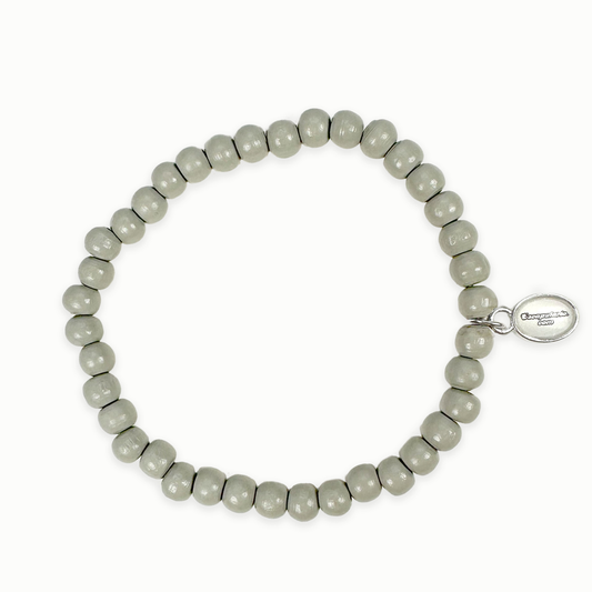 Escapulario Holzperlenarmband in Hellgrau aus 6mm Holzperlen mit elastischem Band als dezentes minimalistisches Accessoire für modebewusste Damen.