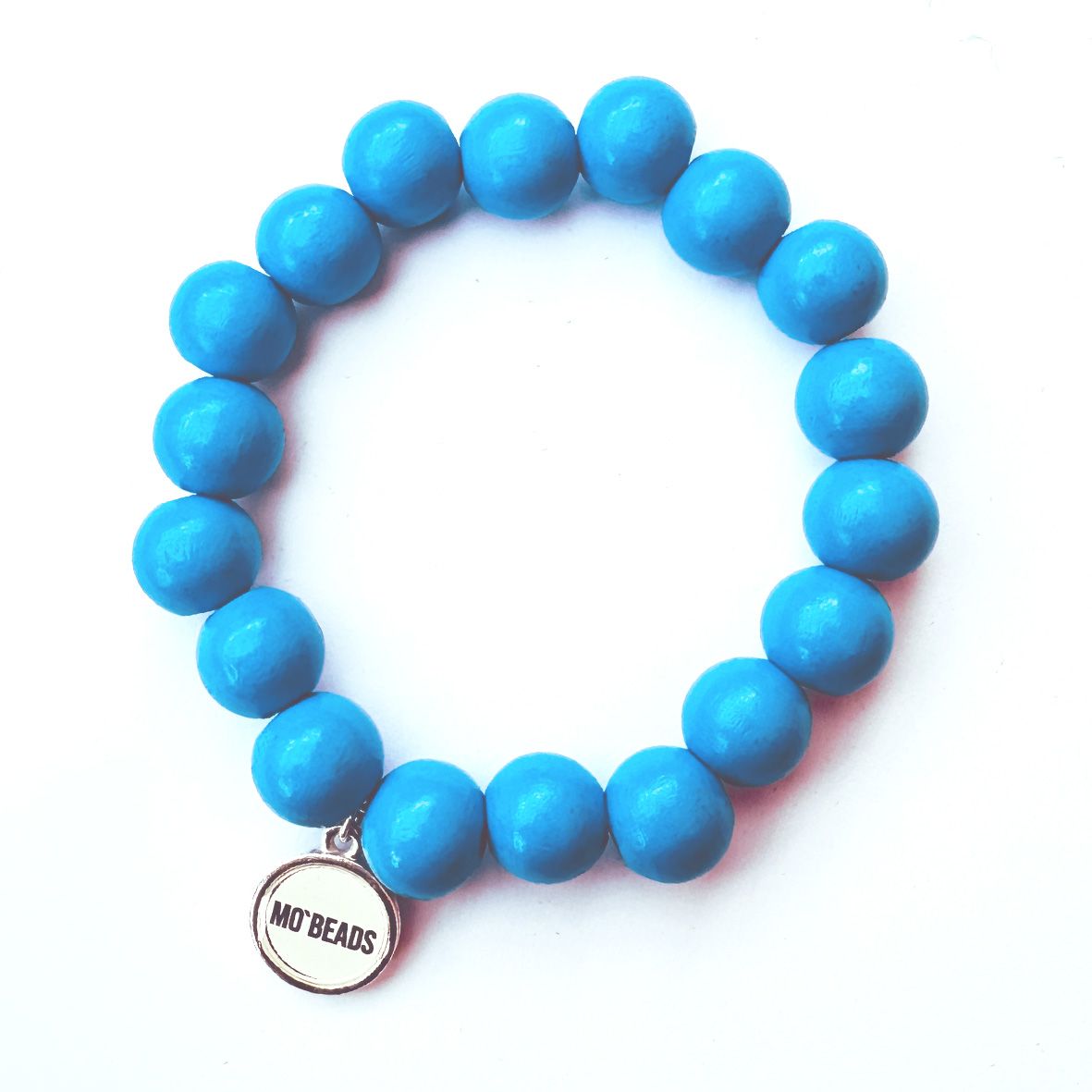 Escapulario Holzperlenarmband in Jeansblau aus 12mm Holzperlen mit elastischem Band als lässiges Everyday Accessoire für Frauen.
