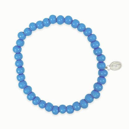 Escapulario Holzperlenarmband in Jeansblau aus 6mm Holzperlen mit elastischem Band als lässiges Everyday Accessoire für Damen.
