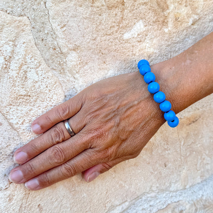 Escapulario Holzperlenarmband in Jeansblau aus 12mm Holzperlen mit elastischem Band als lässiges Everyday Accessoire für Frauen.