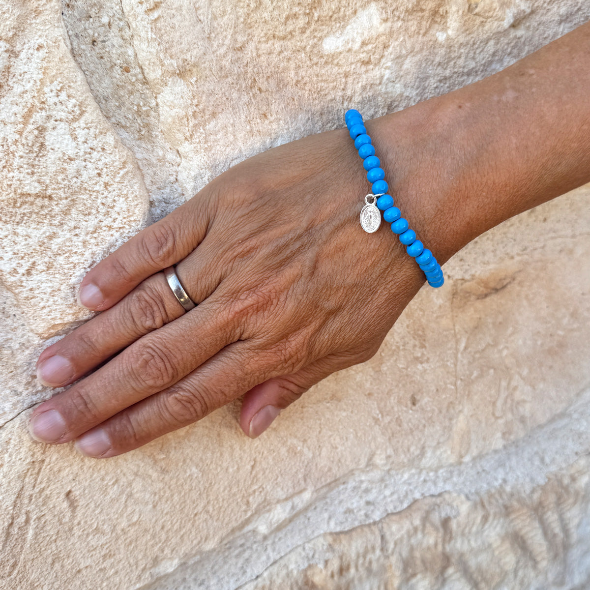 Escapulario Holzperlenarmband in Jeansblau aus 6mm Holzperlen mit elastischem Band als lässiges Everyday Accessoire für Damen.