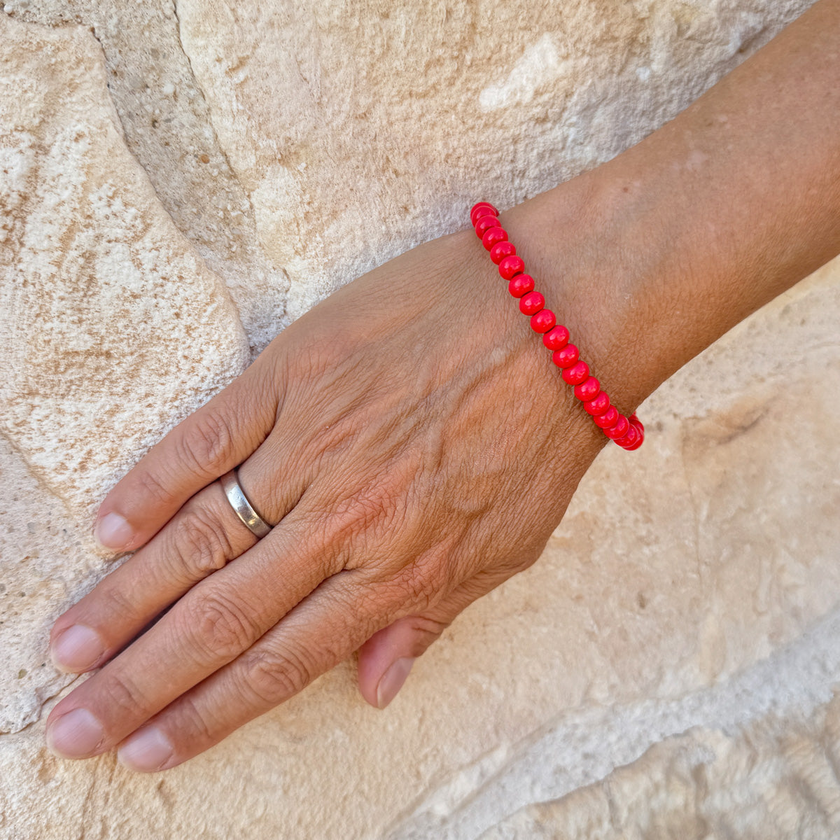 Escapulario Holzperlenarmband in Koralle aus 6mm Holzperlen mit elastischem Band als leuchtendes sommerliches Accessoire für Damen.