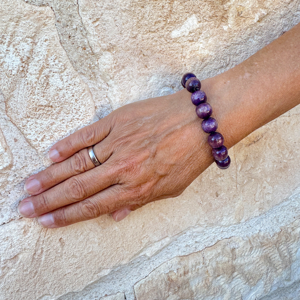 Escapulario Holzperlenarmband in Lila aus 12mm Holzperlen mit elastischem Band als feminines Statement Accessoire für modebewusste Frauen.