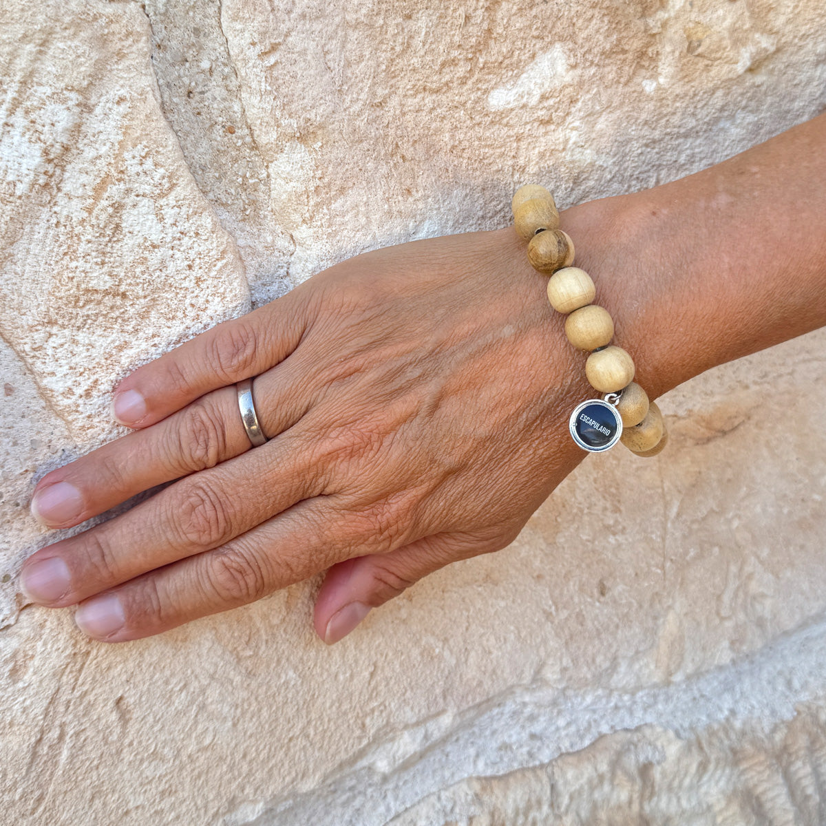 Escapulario Holzperlenarmband in Natur Hell aus 12mm Holzperlen mit elastischem Band als helles natürliches Accessoire für Damen.