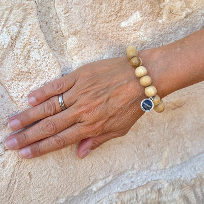 Escapulario Holzperlenarmband in Natur Hell aus 12mm Holzperlen mit elastischem Band als helles natürliches Accessoire für Damen.