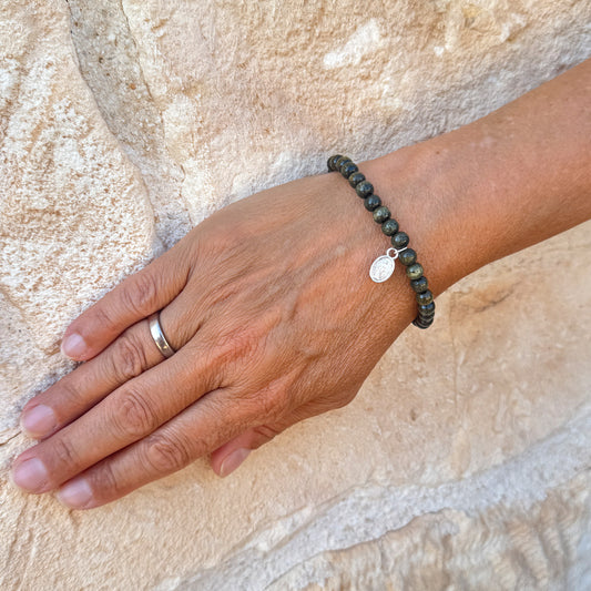 Escapulario Holzperlenarmband in Olive aus 6mm Holzperlen mit elastischem Band als naturnahes geerdetes Accessoire für Frauen.