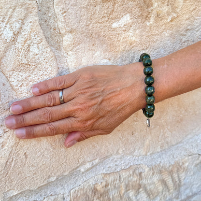Escapulario Holzperlenarmband in Olive aus 12mm Holzperlen mit elastischem Band als geerdetes naturnahes Accessoire für modebewusste Frauen.