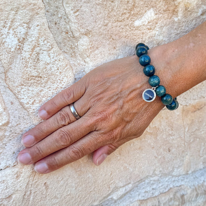 Escapulario Holzperlenarmband in Petrol aus 12mm Holzperlen mit elastischem Band als tiefes sattes Accessoire für Damen.