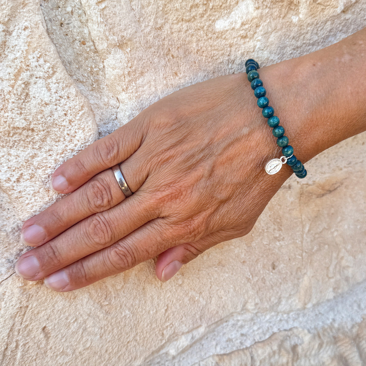 Escapulario Holzperlenarmband in Petrol aus 6mm Holzperlen mit elastischem Band als tiefes sattes Accessoire für modebewusste Damen.