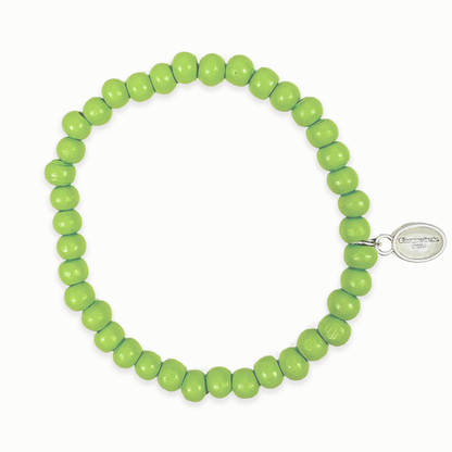 Escapulario Holzperlenarmband in Pistazie aus 6mm Holzperlen mit elastischem Band als frisch grünes sommerliches Accessoire für Frauen.