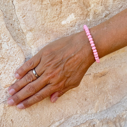 Escapulario Holzperlenarmband in Rosa aus 6mm Holzperlen mit elastischem Band als zartes feminines Armband für Damen.