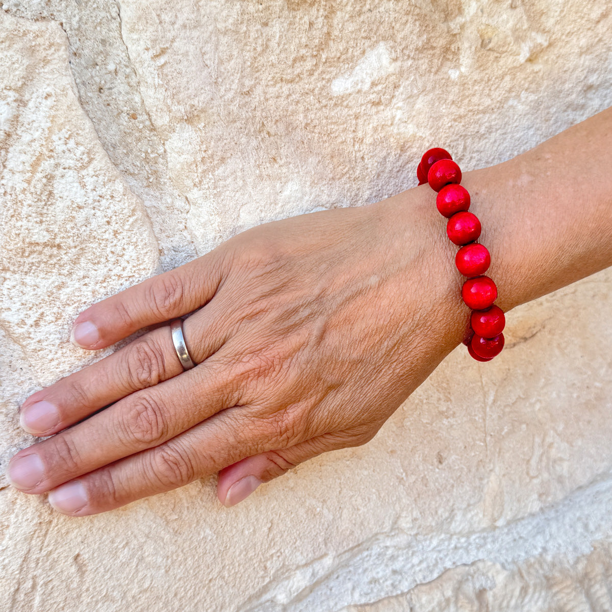 Escapulario Holzperlenarmband in Rot aus 12mm Holzperlen mit elastischem Band als auffälliges Statement Accessoire für Frauen.