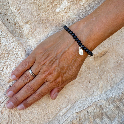 Escapulario Holzperlenarmband in Schwarz aus 6mm Holzperlen mit elastischem Band als schlichtes vielseitiges Armband für modebewusste Frauen.