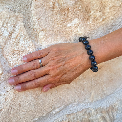 Escapulario Holzperlenarmband in Schwarz aus 12mm Holzperlen mit elastischem Band als lässiges zeitloses Accessoire für modebewusste Damen.