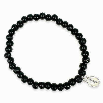 Escapulario Holzperlenarmband in Schwarz aus 6mm Holzperlen mit elastischem Band als schlichtes vielseitiges Armband für modebewusste Frauen.